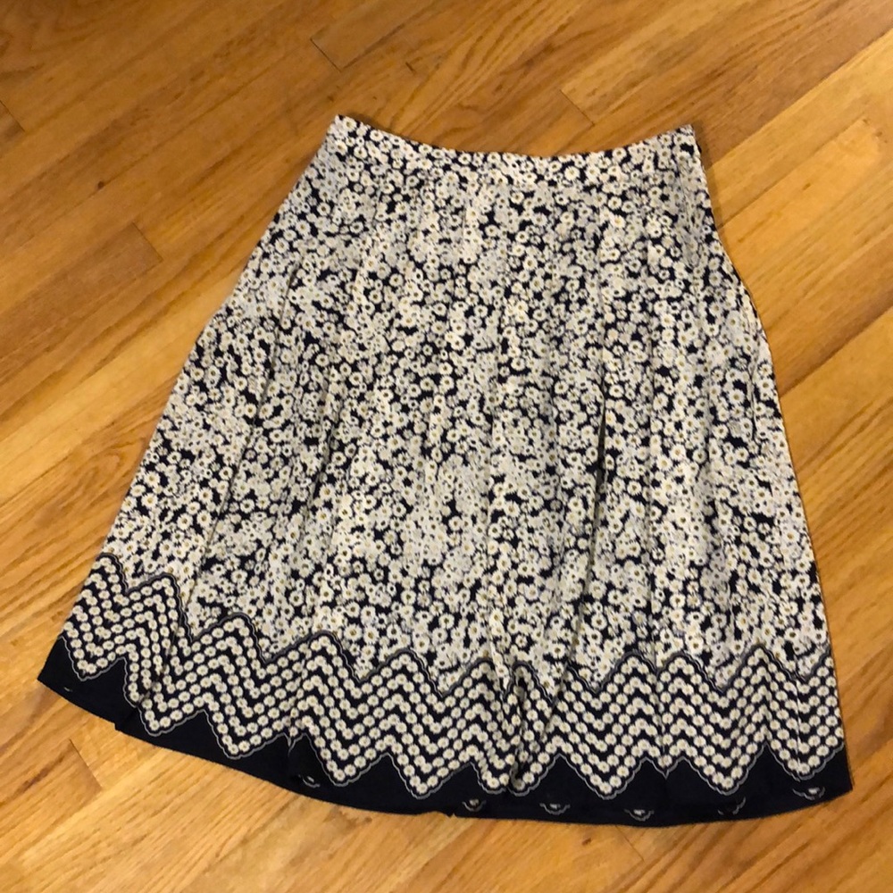 Printed pleated skirt.